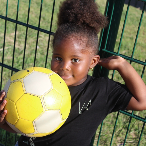 Enfant portant un t-shirt KMJ, streetwear familial porté au quotidien