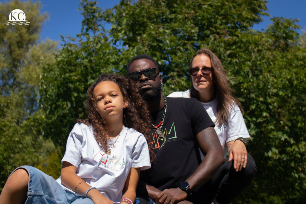 Famille portant des vêtements KMJ en extérieur, communauté KMJ Family à Woippy