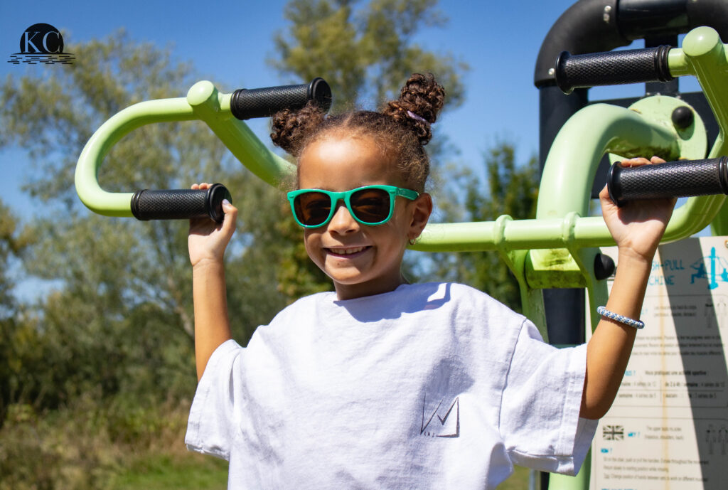 Enfant portant un t-shirt KMJ, grandir libre au sein de la communauté KMJ Family