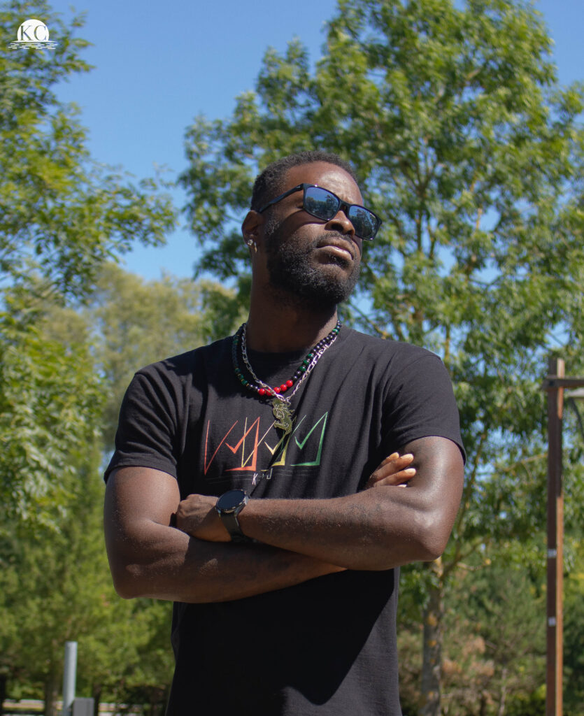 Fondateur KMJ portant un t-shirt streetwear KMJ, marque familiale française