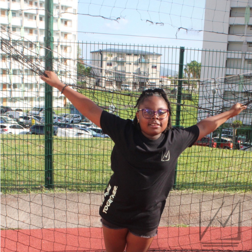 Enfant portant des vêtements KMJ, communauté streetwear KMJ Family