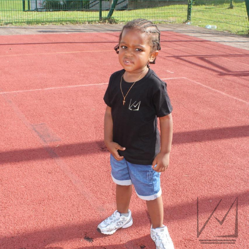 Enfant portant un t-shirt KMJ noir, communauté KMJ Family en Martinique