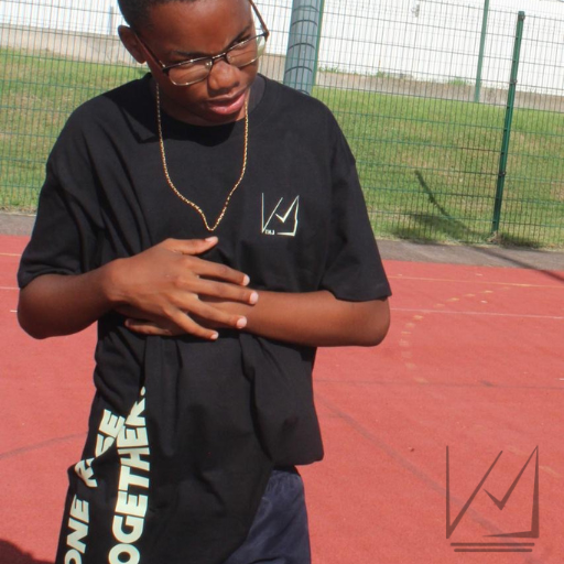 Jeune portant un t-shirt KMJ, streetwear familial porté par la communauté