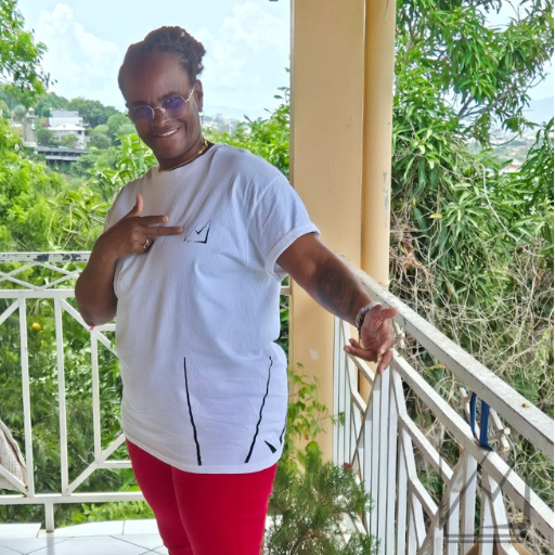 Cliente portant un t-shirt KMJ, marque streetwear familiale portée dans la vraie vie