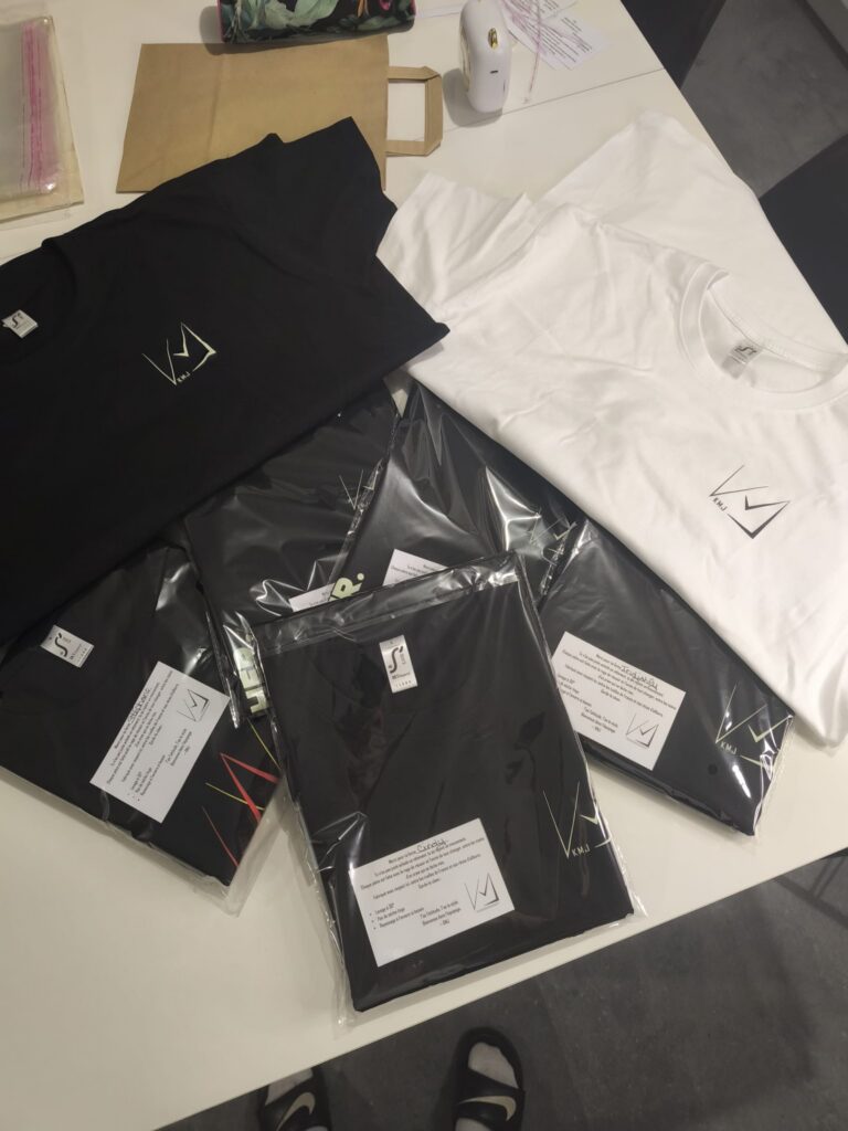 Préparation des commandes de vêtements streetwear KMJ en précommande