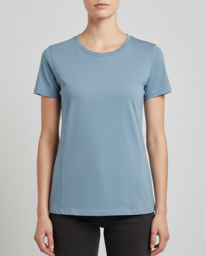 Mannequin femme portant un T-shirt coupe femme KMJ, coupe droite, vue de face