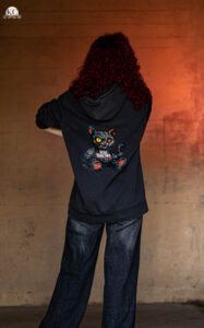Hoodie streetwear KMJ porté dans une tenue urbaine
