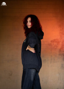 Différentes silhouettes portant des sweats streetwear KMJ