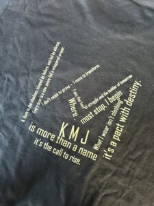 Détail d'un t-shirt imprimé KMJ et de son marquage textile